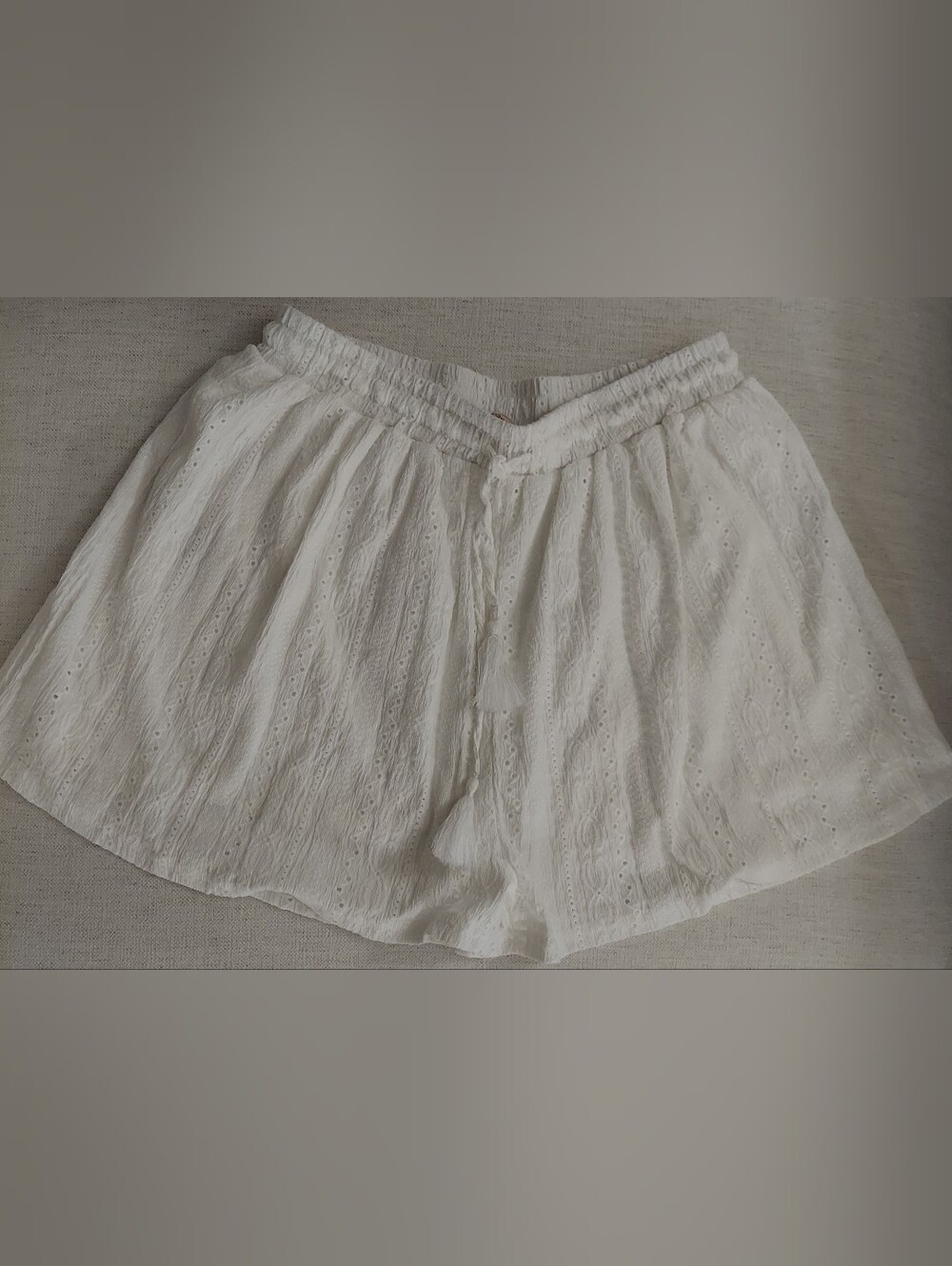 BCBGeneration White Eyelet Shorts with Tassel Tie. Size Medium. B-250